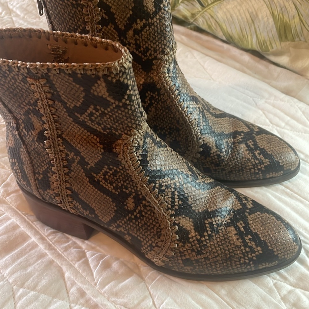 CHELSEA & VIOLET Women’s Snake Print Lucy Boots Size 8.5 - Picture 2 of 4